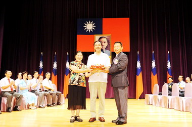 新北市校長交接 市長盼退休校長繼獻智慧(圖)