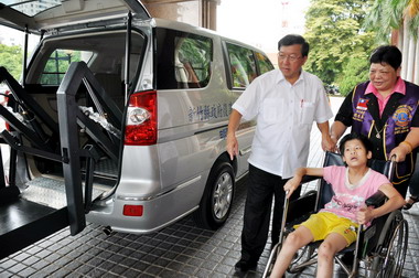 獅子會捐贈新竹縣復康巴士一輛 嘉惠身障者(圖)