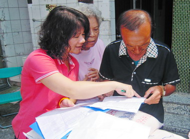 南投女青商會辦關懷獨居老人活動(圖)