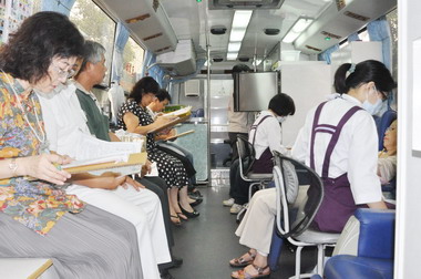 高雄關稅局辦捐血活動(圖)