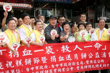 中市長至豐原慈濟宮向縣糕餅公會致意(圖)