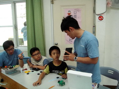 科技公司志工與家扶兒共度科學夏令營(圖)