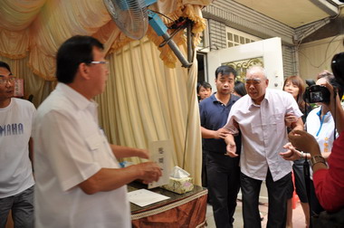 竹縣長致贈吉林團車禍罹難者家屬保險金(圖)