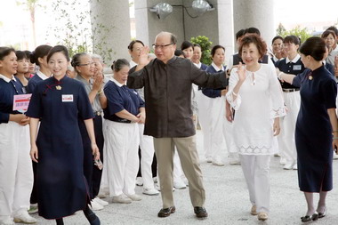 台中市長伉儷出席慈濟醫院醫療大樓啟用(圖)