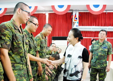 張花冠為中坑營區縣籍役男加油打氣(圖)