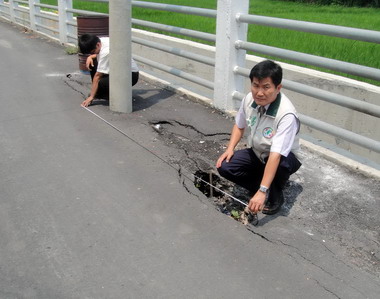 台中議員查看清水區公正路的大坑洞(圖)