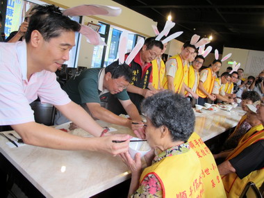 集集香蕉故事館  百老同樂會一起慶中秋(圖)