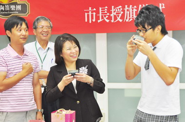 嘉義陶笛樂團向世界發光 黃敏惠授旗祝福(圖)