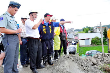 竹縣長視察頭前溪隘口破堤段 要求24小時監控(圖)