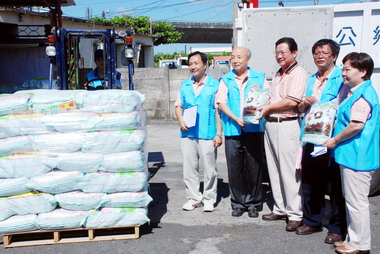 屏東九如後庄代天府辦白米賑苦濟貧活動(圖)
