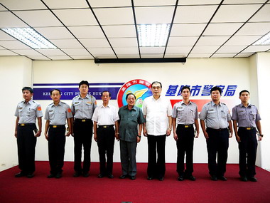 隆市長主持治安會報,頒獎鼓勵好人好事員警(圖)