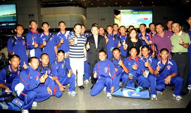 桃縣長為世界少棒冠軍桃園少棒聯隊接機(圖)