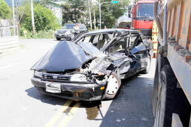 埔里砂石車轎車逆向車道追撞 四人傷(圖)