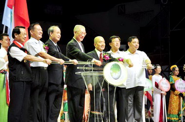 許明財應邀參加世界青年大自然之舞開幕(圖)