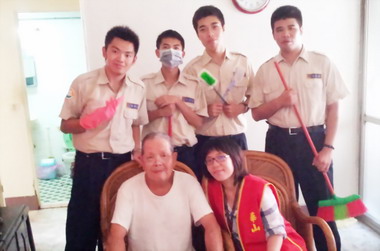 高雄監理處替代役男伴老人歡度祖父母節(圖)