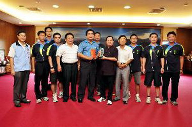 劉政鴻勉競賽績優學生教師 拼佳績榮耀家鄉(圖)