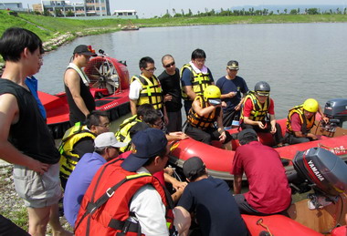 消防署訓練中心洩洪池辦理救生艇操舟訓練(圖)