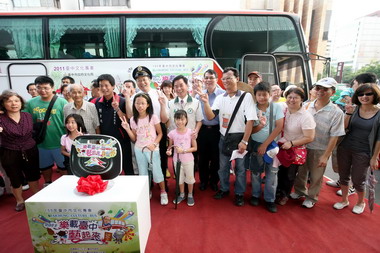 台中文化專車正式起航四十位民眾開心出發(圖)