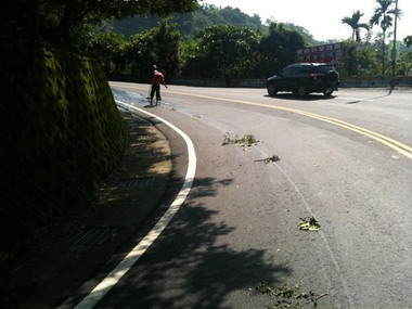 延溪公路三彎段油漬滴落滿地危險？(圖)
