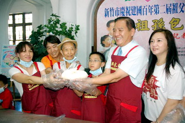 竹市研發創意「祖孫包」慶祖父母節(圖)