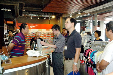 竹市產發處輔導商家英語考核 提升服務品質(圖)