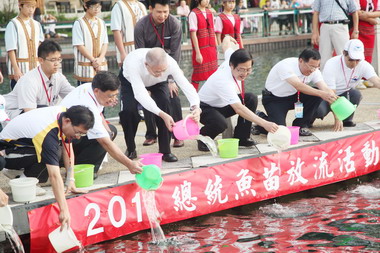 日月潭國際萬人泳渡朝霧碼頭開幕(圖)