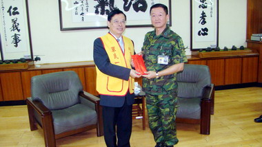 桃園縣副縣長黃宏斌率團秋節勞軍(圖)