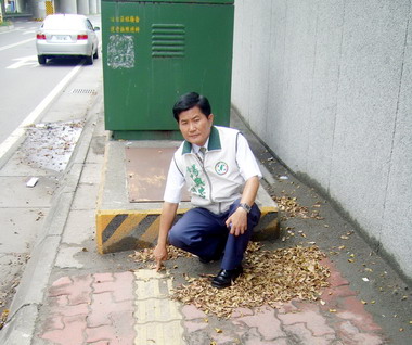 台中變電箱擋道阻礙殘障者通行(圖)