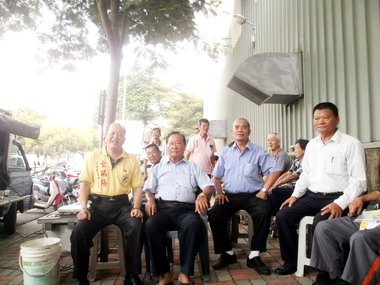 台中立委參選人童瑞陽與銀髮族博感情(圖)