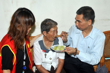 高雄中油愛在中秋 暖心團聚伴獨老(圖)