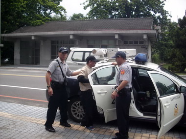 員警主動積極 協助護送路倒民眾返家(圖)