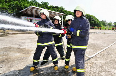 苗栗消防操演 女消防員「巾幗不讓鬚眉」(圖)