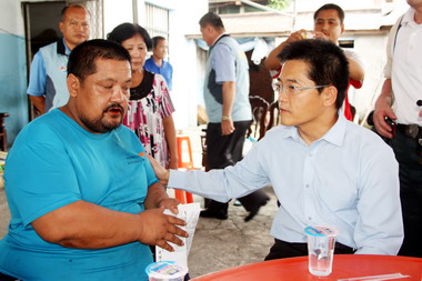 黃健庭慰問溺斃女童家屬(圖)