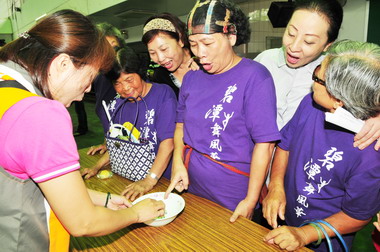 嘉縣辦中秋「博餅」活動現場熱鬧滾滾(圖)