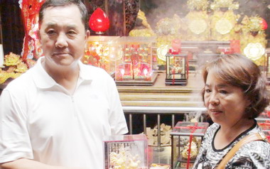 紫南宮金雞文化季  何雪娥抱走金雞王(圖)