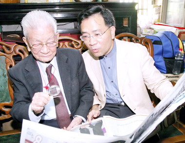 台中副市長蔡炳坤探視百歲人瑞(圖)