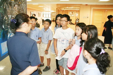 台中小學生赴醫院觀賞人文攝影展(圖)