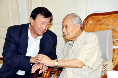 竹縣長訪榮譽縣民劉鐵軍 憶大新竹時代(圖)