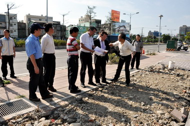 竹縣長會勘中正國小環北路人行道(圖)