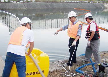 台中港務局舉行海洋污染應變演練(圖)