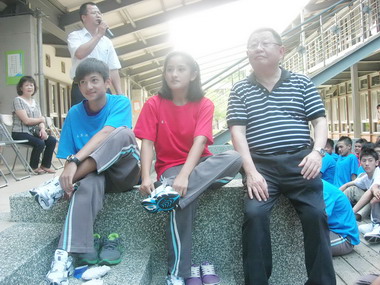 中華奧會主席贈水里民和國中師生運動鞋(圖)