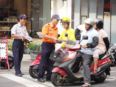 南投警分局辦理交通安全宣導(圖)