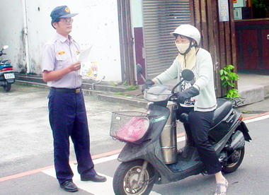 鹿谷警分駐所辦交通宣導活動(圖)