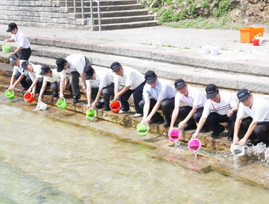 大觀發電廠放養魚苗引起遊客好奇(圖)