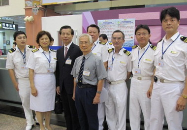 廈門包機直航高雄關稅局加強旅客通關服務(圖)