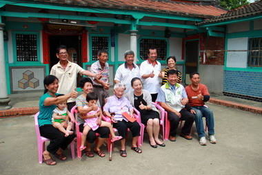 重陽敬老 嘉義縣長與百歲人瑞相見歡(圖)