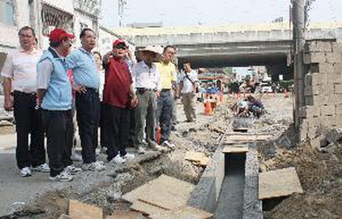 苗縣長視察後龍鎮19號道路工程(圖)