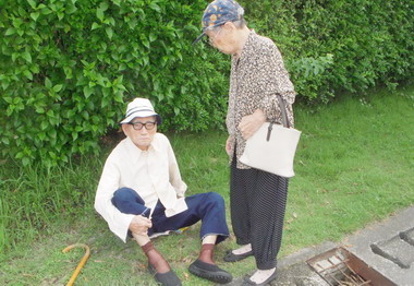 員警協助行動不便民眾返家獲家屬讚揚(圖)