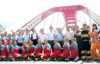 信義東埔溫泉日月雙橋竣工(圖)