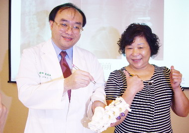 台中女子受痛四年腰椎開刀後活動自如(圖)